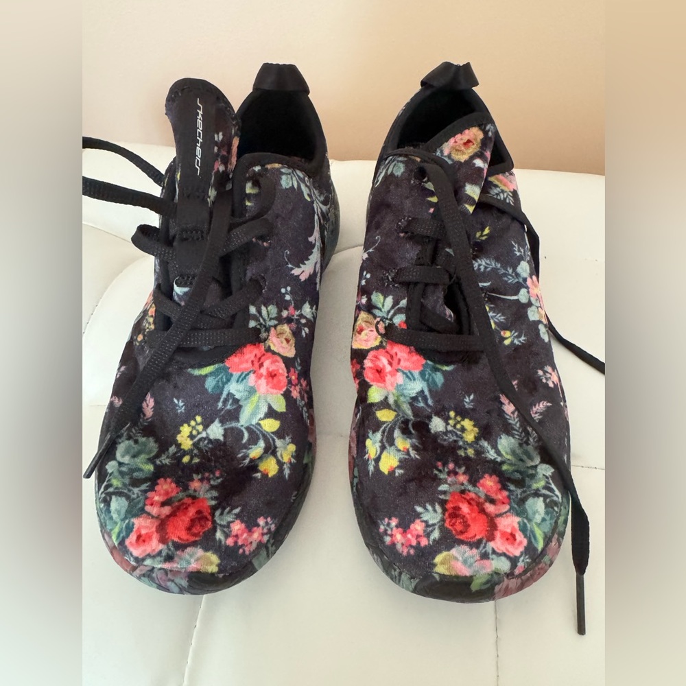 NWOT. Skechers Black Floral Women's Sneakers. Textile. Size 5 - 5.5.